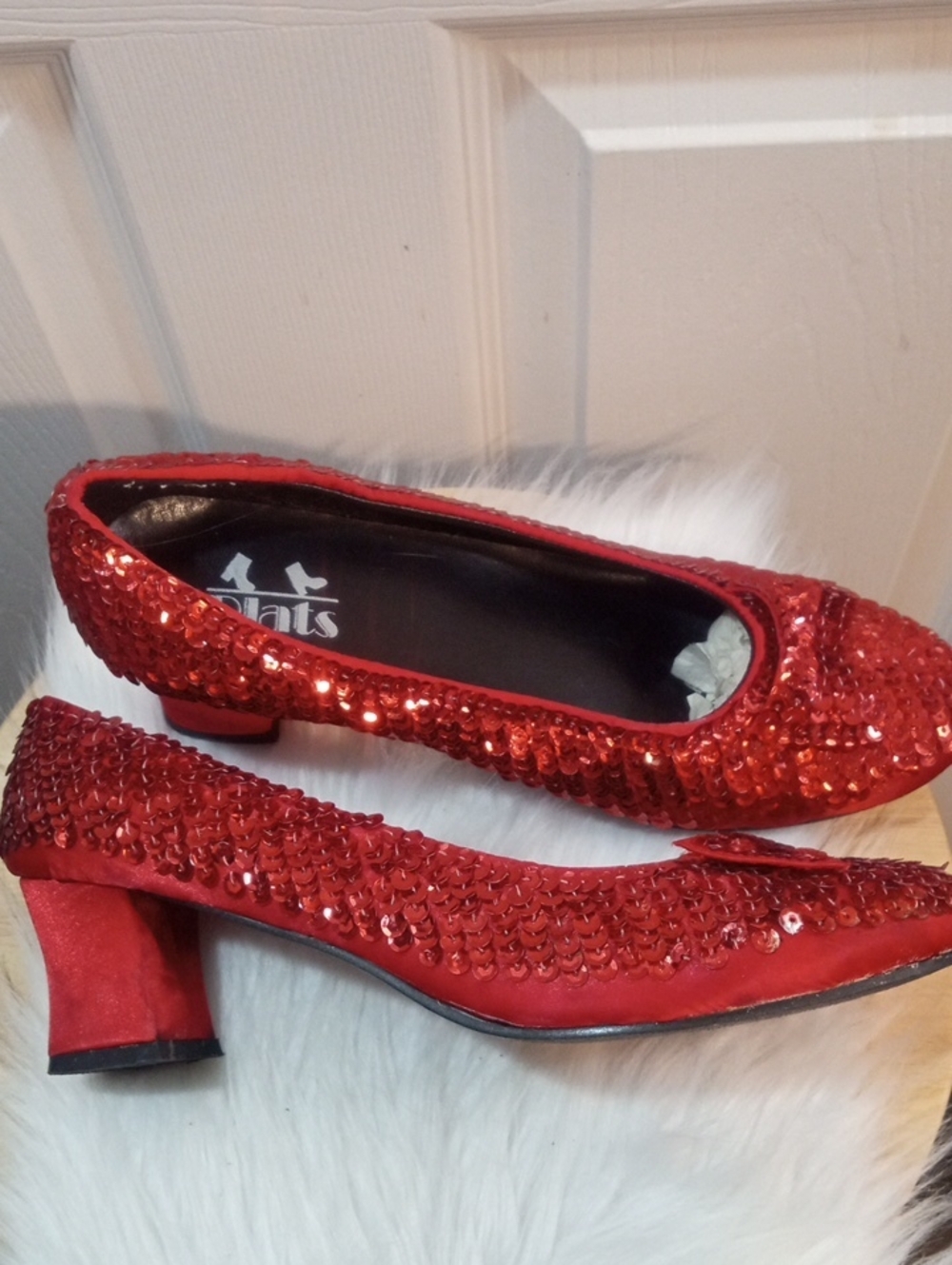 PLATS: RED SEQUINED SHOES - Picture 4 of 10